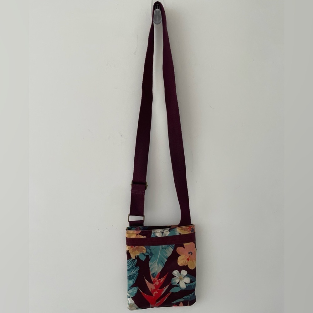 DAKINE JO JO CROSSBODY
• Adjustable shoulder strap
•Interior zippered pocket - Picture 3 of 4